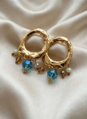 Amber Glow – Doğal Taş Görünümlü Boncuk Detaylı Gold Halka Küpe