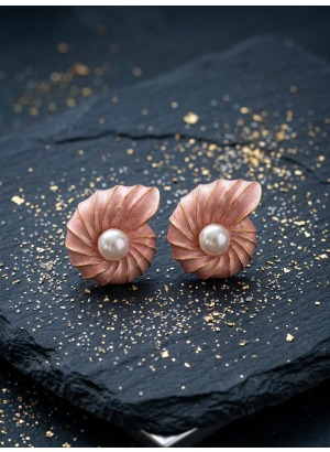 Rose Pearl – İnci Detaylı Pudra Pembe Deniz Kabuğu Küpe