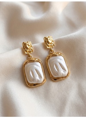 Pearl Elegance – İnci Görünümlü Altın Renk Dikdörtgen Sallantılı Küpe
