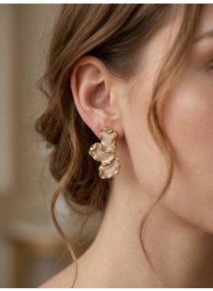 Ivory Bloom – Sedef Görünümlü Gold Çiçek Yaprağı Küpe