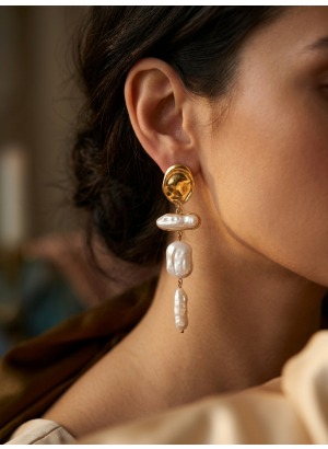 Pearl Harmony – Barok İnci Görünümlü Gold Uzun Sallantılı Küpe