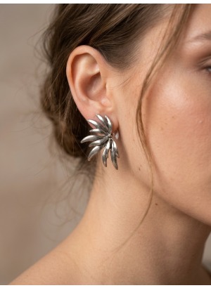 Silver Flora – Gümüş Renkli Çiçek ve Yaprak Tasarım Küpe